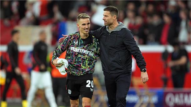 Grimaldo-Rückkehr nach Lissabon: Bayer braucht Punkte Alejandro Grimaldo (l.) mit seinem Ex-Trainer und Landsmann Xabi Alonso. (Archivbild)