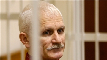 Ales Bjaljazki im Jahr 2011 bei einer Gerichtsverhandlung in Minsk.