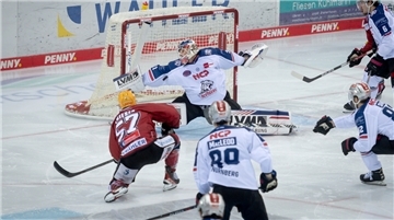 Alex Friesen schießt den Puck aufs Tor.