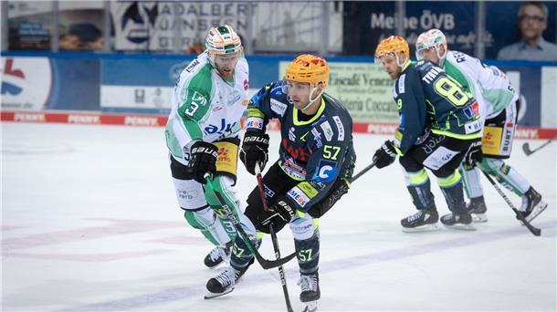 Alex Friesen (rechts) und die Pinguins wollen auch bei den Nürnberg Ice Tigers in der Erfolgsspur bleiben.