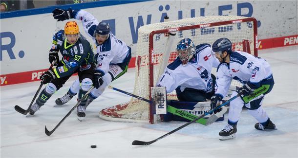 Alex Friesen im Zweikampf vor dem Tor der Straubing Tigers.