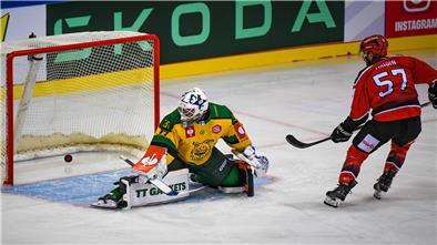 Ein Eishockey-Spieler der Fischtown Pinguins erzielt ein Tor.