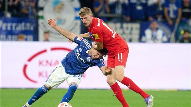 Zweite Niederlage unter Muslic: Schalke unterliegt Kiel Alexander Bernhardsson (r) machte in einem engen Spiel mit seinem Tor den Unterschied.