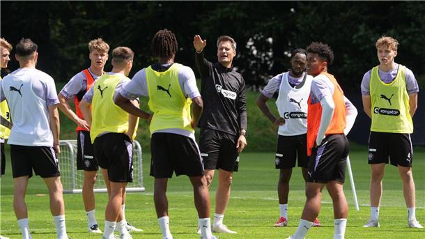 Alexander Blessin (Mitte) hat als Trainer des FC St. Pauli einen guten Job gemacht und mit dem Kiezclub den Klassenerhalt geschafft. Die zweite Bundesliga-Saison wird aber nicht einfacher werden.