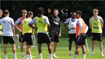 Alexander Blessin (Mitte) hat als Trainer des FC St. Pauli einen guten Job gemacht und mit dem Kiezclub den Klassenerhalt geschafft. Die zweite Bundesliga-Saison wird aber nicht einfacher werden.