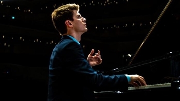 Pianist Alexander Krichel. Er gibt ein Konzert in Nordenham.