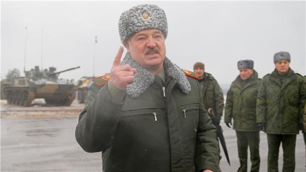 Lukaschenko schließt Einsatz seiner Armee gegen Ukraine aus Alexander Lukaschenko auf dem Truppenübungsplatz Osipovichi.