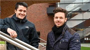 Alexander Mayle (links) und Tim David Müller-Zitzke starten die Kampagne #corangel.