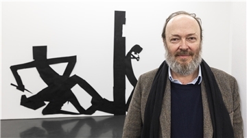 Alexander Schröder freut sich , hier vor Felix Droeses Werk „Die Stummheit der Gebannten“, dass die Arbeiten, die er dem Kunstverein schenkt, im Bremerhavener Museum so gut zur Geltung kommen.