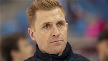 Porträt von einem Mann. Pinguins-Coach Alexander Sulzer hält Bremerhaven die Treue.