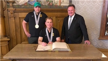 Alexander Sulzer (Mitte) und Gunnar Genuttis (links) zusammen mit Oberbürgermeister Stefan Bosse beim Eintrag in das Goldene Buch der Stadt Kaufbeuren.