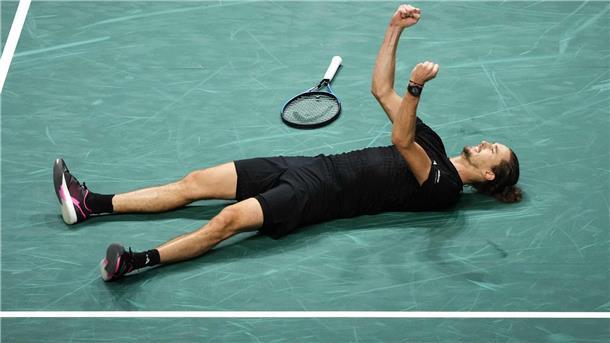 Bilder des Tages Alexander Zverev feiert nach seinem Sieg gegen den Russen Daniil Medvedev.