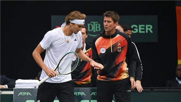Alexander Zverev (l) fehlt Teamchef Michael Kohlmann bei der Davis-Cup-Quali gegen Japan