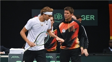 Alexander Zverev (l) fehlt Teamchef Michael Kohlmann bei der Davis-Cup-Quali gegen Japan