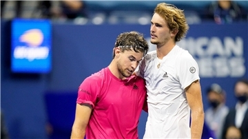 Alexander Zverev (l) sah im US-Open-Endspiel gegen Dominic Thiem schon wie der Sieger aus - und verlor am Ende doch.
