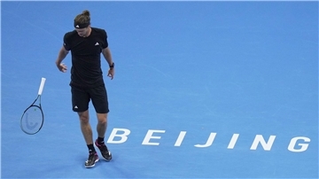 Alexander Zverev ließ seinen Frust am Schläger aus.