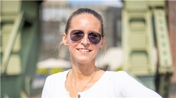 Alexandra Ausborn, Frau mit Sonnenbrille auf einer Brücke.