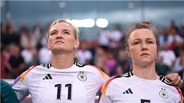 Alexandra Popp (l.) könnte bei der Eröffnungsfeier die deutsche Fahne tragen.
