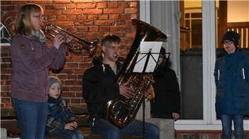 Alexandra und Peter Schwiering stehen seit dem 24. März täglich bei jedem Wetter abends auf der Terrasse und machen Musik als Zeichen des Zusammenhalts in der Corona-Krise.