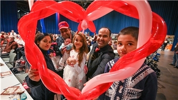 Alexis Vaiou begrüßt (von links) Somera Sohel, Sarwar Sohil mit Suhan, Shama und Sherin in der Stadthalle.