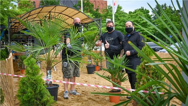 Alexis Vaiou macht mit Andreas Gieseke (Bremerhaven-Szene) und DJ Jan Leßmann (v. re.) einen Beach-Club am Ernst-Reuter-Platz auf.