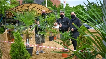 Alexis Vaiou macht mit Andreas Gieseke (Bremerhaven-Szene) und DJ Jan Leßmann (v. re.) einen Beach-Club am Ernst-Reuter-Platz auf.