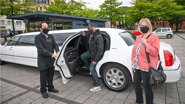 Alexis Vaiou (von links), Mario Baltes und Heike Schröder erkunden Bremerhaven in der Limousine. Es ist der Höhepunkt einer ungewöhnlichen Reise.