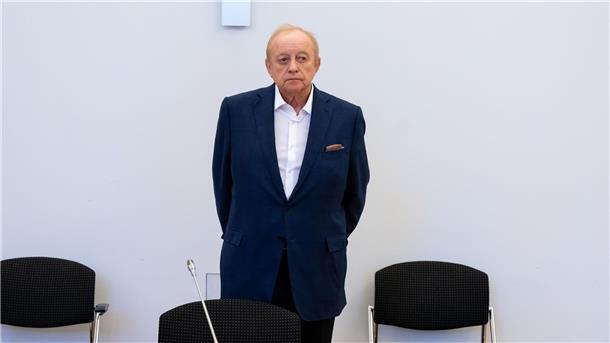 BR nimmt Schuhbeck-Kochsendungen aus Programm Alfons Schuhbeck, Koch und Unternehmer, steht vor Prozessbeginn als Angeklagter im Gerichtssaal im Landgericht München I.