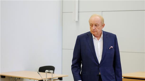 Star-Koch Alfons Schuhbeck zu Gefängnisstrafe verurteilt Alfons Schuhbeck kommt vor Prozessbeginn als Angeklagter in den Gerichtssaal im Landgericht München I.