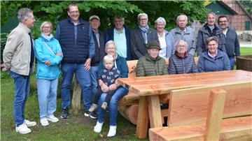 Alfred Bubbel (hinten, Fünfter von rechts) hat den Barchelern eine Sitzgruppe für den Dorfplatz gestiftet. Lotti und Helmut Elfers (neben ihm) hatten am Mittwoch die feierliche Übergabe organisiert. 