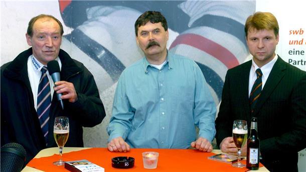 Alfred Prey 2006 bei einer Pressekonferen mit Pinguins-Coach Igor Pavlov (rechts) und Dresdens Trainer Jiri Kochta,