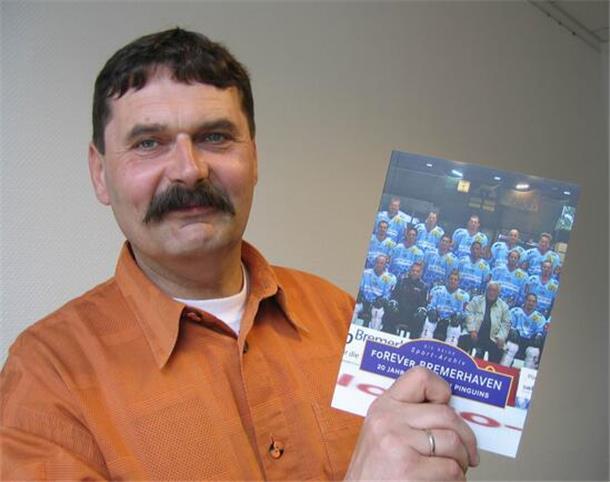 Alfred Prey als Autor: 2004 kam sein Buch „FoREVer Bremerhaven - 20 Jahre Fischtown Pinguins" heraus.