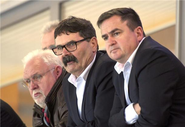 Alfred Prey mit Hauke Hasselbring (rechts) und dessen Vorgänger Hans-Werner Busch.