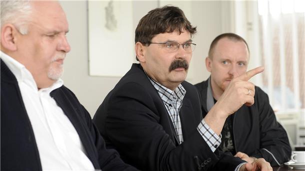 Alfred Prey nach der Saison 2009/10 in einem Interview. Links Geschäftsführer Hans-Werner Busch, rechts der damalige Trainer Craig Streu.