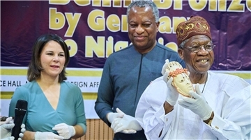 Alhaji Lai Mohammed (r), Minister für Information und Kultur in Nigeria, mit Außenministerin Annalena Baerbock (l.) und Nigerias Außenminister Geoffrey Onyeama in Abuja.