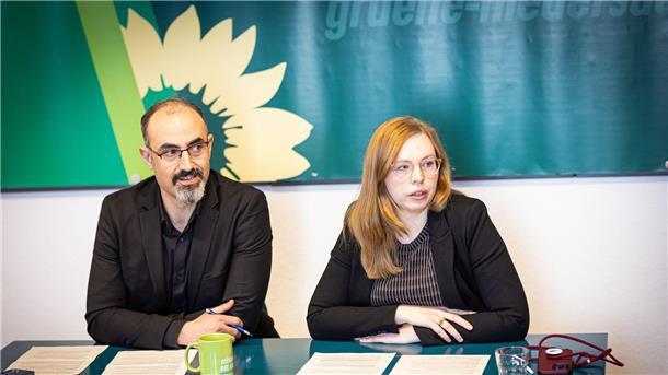 Niedersachsens Grüne stellen sich neu auf Alhamwi (l) und Garlichs führen die niedersächsischen Grünen seit zwei Jahren an.