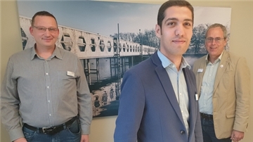 Ali Rafat hat über das „IQ-Mentoring“ den Weg zum OOWV gefunden. Gerold Eiben (links) und Joachim Weiken (rechts) sind wichtige Begleiter bei der Integration in Deutschland.