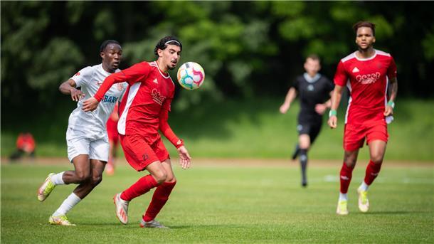 Ali Wazneh treibt hier das Spiel des OSC an.