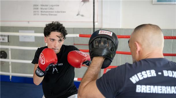 Ali Zaher trainiert mit seinem Vater Mohammed Zaher, der auch sein Trainer beim Weser-Boxring Bremerhaven (WBR) ist.