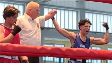 Ein Boxer jubelt über das Urteil der Ringrichter. Es handelt sich um Ali Zaher vom Weser-Boxring Bremerhaven (WBR). 