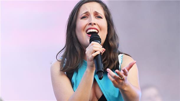 Erste Bands stehen fest: K.I.Z und Deichkind beim Deichbrand Alice Merton wird 2023 zum ersten Mal beim Deichbrand-Festival dabei sein.