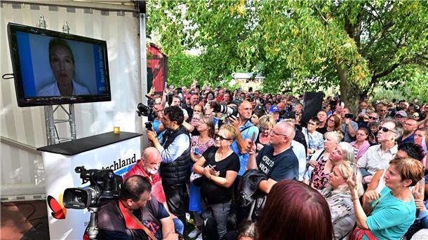Drohender Anschlag? AfD-Chefin Weidel sagt Kundgebung ab Alice Weidel äußerte sich in einer Videobotschaft bei einer Wahlkampf-Veranstaltung der AfD, unweit vom Deutsch-Deutschen Museum Mödlareuth.