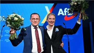 Alice Weidel, Bundesvorsitzende und Kanzlerkandidatin der AfD, und Tino Chrupalla, AfD-Bundesvorsitzender, freuen sich über das Wahlergebnis. Stache/dpa