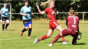Alicia Kersten (Mitte) erzielte zwei Tore für den FC Geestland. Trotzdem stand am Ende eine 2:3-Niederlage gegen Eintracht Braunschweig unddamit das Aus im Niedersachsenpokal. Foto: Harneit