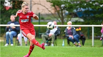  Alicia Kersten vom 1. FC Geestland am Ball.