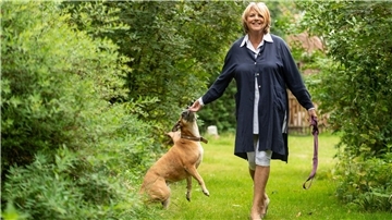 Alida Gundlach mit ihrem Hund im Garten. Sie feiert am 17. Juli 2023 ihren 80. Geburtstag.