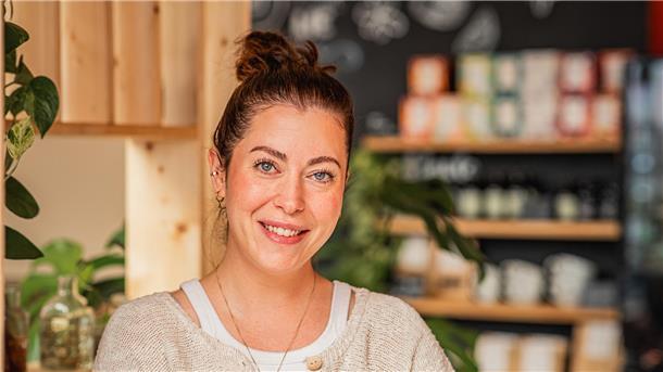 Ernährungsberaterin Alina Poltorak im Café Lieblingsplatz in Bremerhaven.