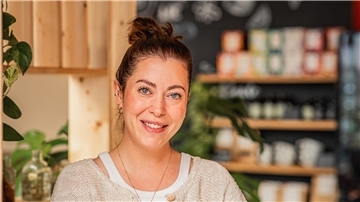 Ernährungsberaterin Alina Poltorak im Café Lieblingsplatz in Bremerhaven.
