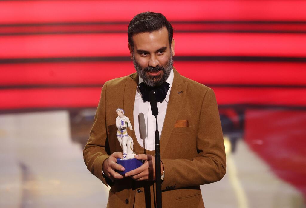 Bayerischer Filmpreis geht an Milli Vanilli-Darsteller Alireza Golafshan bekommt den Preis für die Regie von „Alles Fifty Fifty“ und bedankt sich auf der Bühne für den Preis.