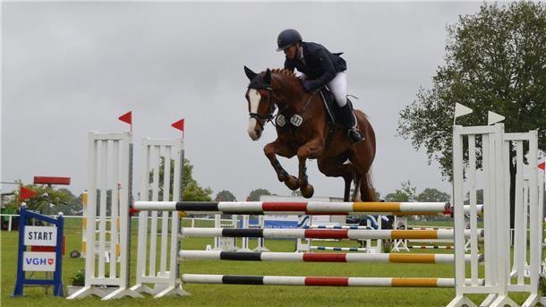 Springreiterin Alke Hillebrandt im Sprung